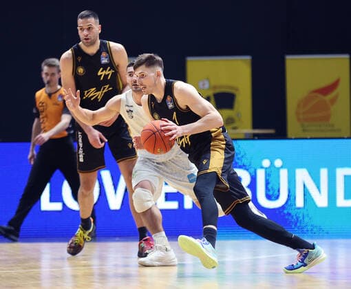 David Kraemer Basketball Loewen Braunschweig on the ball