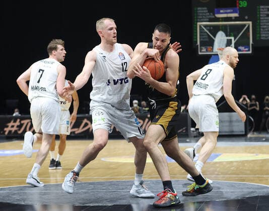Seth Hinrichs Hamburg Towers , Benedikt Turudic Basketball Loewen Braunschweig