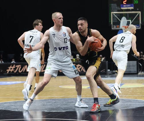 Seth Hinrichs Hamburg Towers , Benedikt Turudic Basketball Loewen Braunschweig