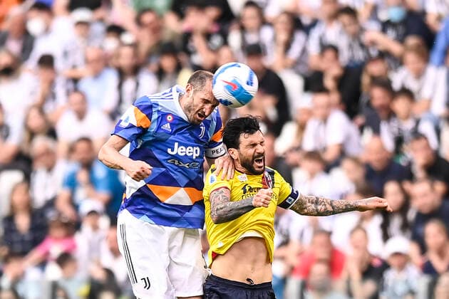 Fußball, Juventus Turin - FC Bologna Photo LaPresse - Fabio Ferrari April 16, 2022 Turin, Italy soccer Juventus Fc vs Bologna - Italian Football Championship League A TIM 2021 2022 - Allianz Stadium. In the pic:Giorgio Chiellini (Juventus F.C.); Roberto Soriano (Bologna FC 1909);  Copyright: xFabioxFerrari LaPressex