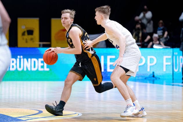 Arturs Zagars Nr 32 Basketball Loewen Braunschweig vs Justus Hollatz Nr 21 Hamburg Towers Basketball Loewen Braunschweig Hamburg Towers Basketball Loewen Braunschweig Hamburg Towers Braunschweig Copyright: xDanielxReinelt xEibner-Pressefotox EP_drt