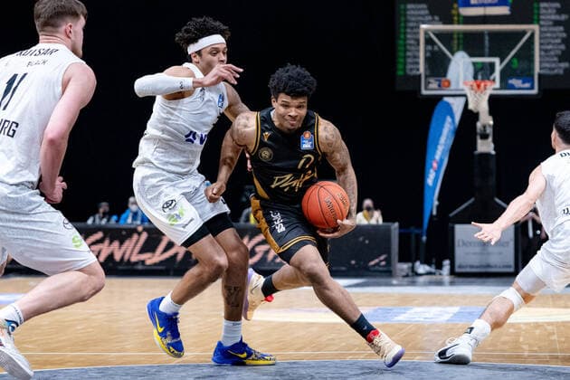 Tookie Brown No 0 Basketball Loewen Braunschweig vs Caleb Homesley No 5 Hamburg Towers Basketball Loewen Braunschweig Hamburg Towers Basketball Loewen Braunschweig Hamburg Towers Braunschweig Copyright: xDanielxReinelt xEibner-Pressefotox EP_drt