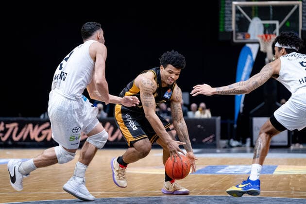 Tookie Brown Nr 0 Basketball Loewen Braunschweig vs Max Dileo Nr 3 Hamburg Towers and Caleb Homesley Nr 5 Hamburg Towers Basketball Loewen Braunschweig Hamburg Towers Basketball Loewen Braunschweig Hamburg Towers Braunschweig Copyright: xDanielxReinelt xEibner-Pressefotox EP_drt