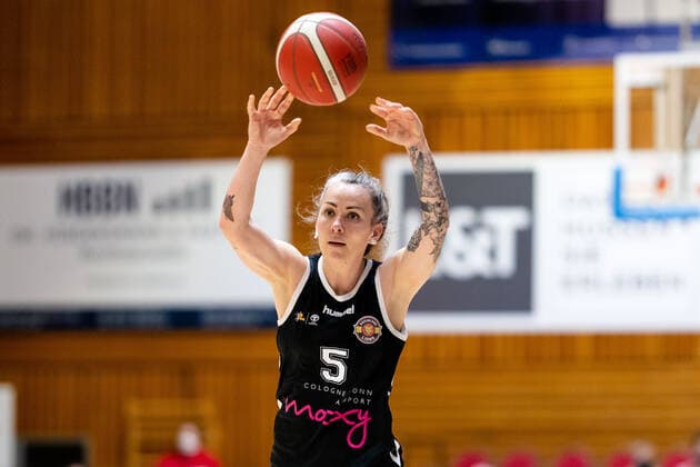 Basketball DBBL Play GiroLive Panthers Osnabrück Rheinland Lions on 16 04 2022 at the home of panthers in Osnabrück Joyce Megane Cousseins Smith Rheinland Lions on the ball PD