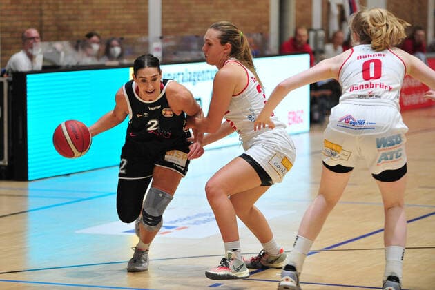 Basketball DBBL Play GiroLive Panthers Osnabrück Rheinland Lions on 16 04 2022 at the home of panthers in Osnabrück Taylor Wurtz Purifoy Cologne in a duel with Jill Townsend Osnabrück BK