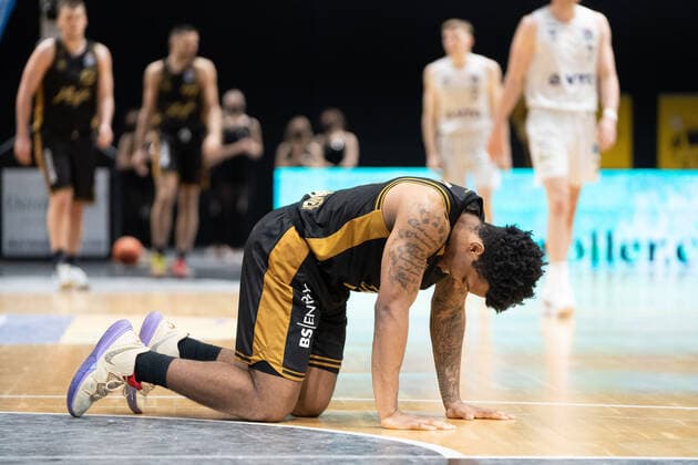 Tookie Brown No 0 Basketball Loewen Braunschweig injured Basketball Loewen Braunschweig Hamburg Towers Basketball Loewen Braunschweig Hamburg Towers, Basketball, BBL, season 2021 2022, 16 04 2022 Braunschweig. Copyright: xDanielxReinelt xEibner-Pressefotox EP_drt