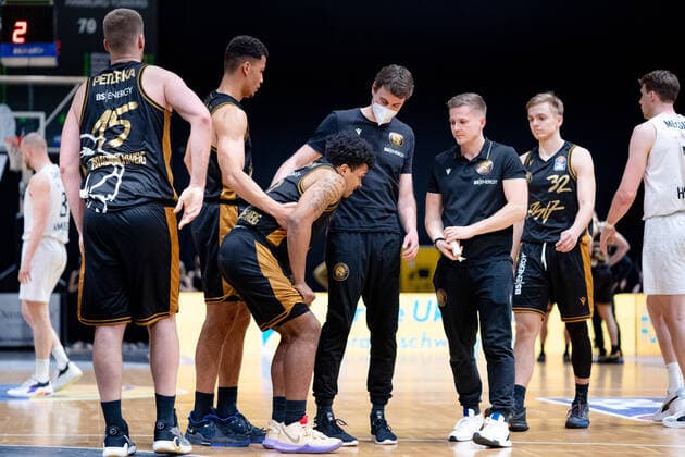 Tookie Brown No 0 Basketball Loewen Braunschweig injured Basketball Loewen Braunschweig Hamburg Towers Basketball Loewen Braunschweig Hamburg Towers, Basketball, BBL, season 2021 2022, 16 04 2022 Braunschweig. Copyright: xDanielxReinelt xEibner-Pressefotox EP_drt