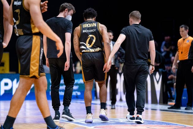 Tookie Brown No 0 Basketball Loewen Braunschweig injured Basketball Loewen Braunschweig Hamburg Towers Basketball Loewen Braunschweig Hamburg Towers, Basketball, BBL, season 2021 2022, 16 04 2022 Braunschweig. Copyright: xDanielxReinelt xEibner-Pressefotox EP_drt