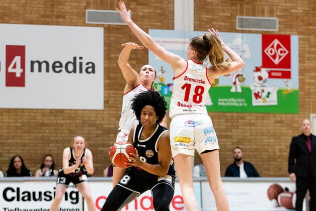 Basketball DBBL Play GiroLive Panthers Osnabrück Rheinland Lions on 16 04 2022 at the home of panthers in Osnabrück Brianna Lee Rollerson Rheinland Lions under the basket against Merit Brennecke Panthers Osnabrueck and Jill Townsend Panthers Osnabrueck PD