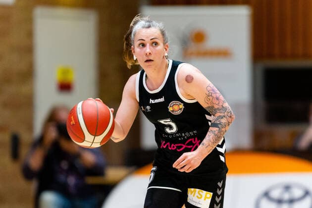 Basketball DBBL Play GiroLive Panthers Osnabrück Rheinland Lions on 16 04 2022 at the home of panthers in Osnabrück Joyce Megane Cousseins Smith Rheinland Lions on the ball PD