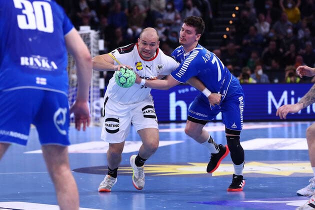 13 04 2022, xgox, handball, German national handball team , Germany Faeroeer Islands emspor, v l Paul Drux Germany, 95 , Elias Ellefsen a Skipagotu Faroe Island, 71 duel, duel, fight, tackle Kiel