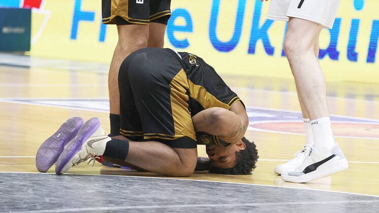 Tookie Brown Basketball Loewen Brunswick injured on the ground