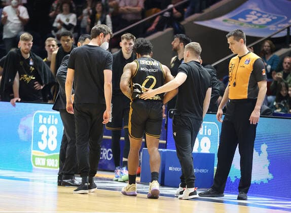 Tookie Brown Basketball Loewen Braunschweig must leave the field injured