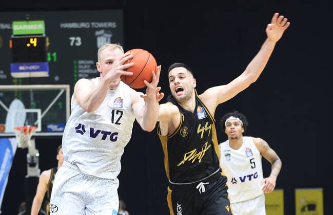 Seth Hinrichs Hamburg Towers , Benedikt Turudic Basketball Loewen Braunschweig