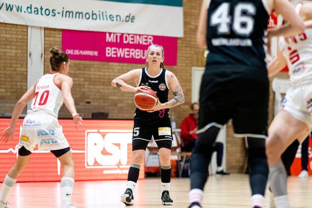 Basketball DBBL Play GiroLive Panthers Osnabrück Rheinland Lions on 16 04 2022 at the home of panthers in Osnabrück Joyce Megane Cousseins Smith Rheinland Lions on the ball PD