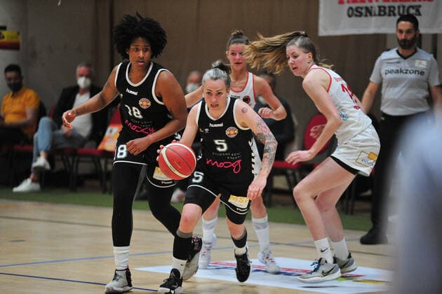 Basketball DBBL Play GiroLive Panthers Osnabrück Rheinland Lions on 16 04 2022 at the home of panthers in Osnabrück Joyce Cousseins Smith Cologne moves to the basket BK