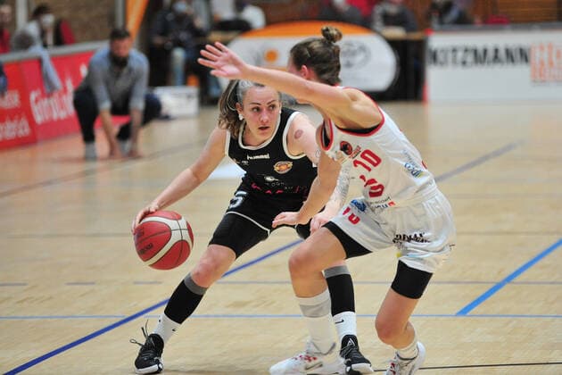 Basketball DBBL Play GiroLive Panthers Osnabrück Rheinland Lions on 16 04 2022 at the home of panthers in Osnabrück Joyce Cousseins Smith Cologne in a duel with Jenny Strozyk Osnabrück and Jenny Strozyk Osnabrück BK