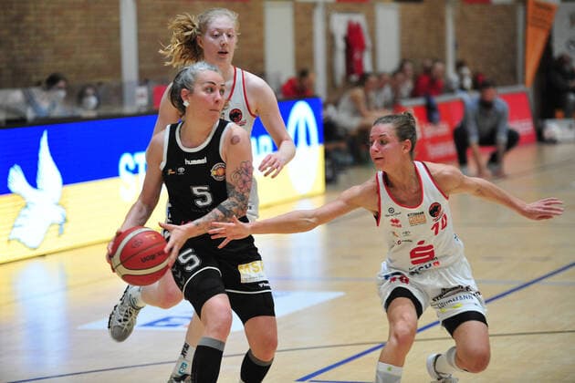 Basketball DBBL Play GiroLive Panthers Osnabrück Rheinland Lions on 16 04 2022 at the home of panthers in Osnabrück Joyce Cousseins Smith Cologne in a duel with Jenny Strozyk Osnabrück BK