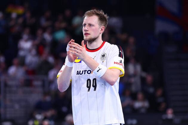 13 04 2022, xgox, handball, German national handball team , Germany Faeroeer islands emspor, v l Luca Witzke Germany, 99 jubilation over the victory, jubilation after the end of the game Kiel
