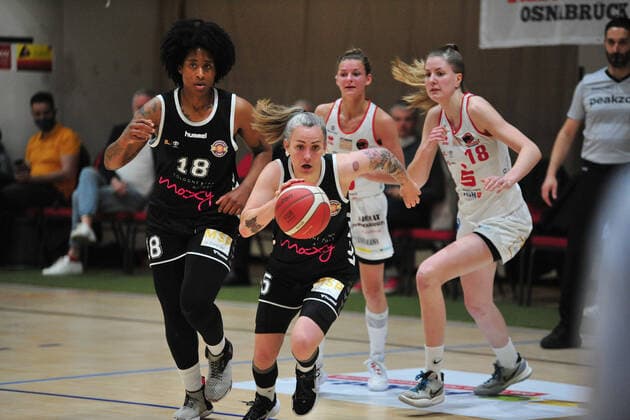 Basketball DBBL Play GiroLive Panthers Osnabrück Rheinland Lions on 16 04 2022 at the home of panthers in Osnabrück Joyce Cousseins Smith Cologne moves to the basket BK