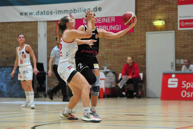 Basketball DBBL Play GiroLive Panthers Osnabrück Rheinland Lions on 16 04 2022 at the home of panthers in Osnabrück Taylor Wurtz Purifoy Cologne in a duel with Jill Townsend Osnabrück BK