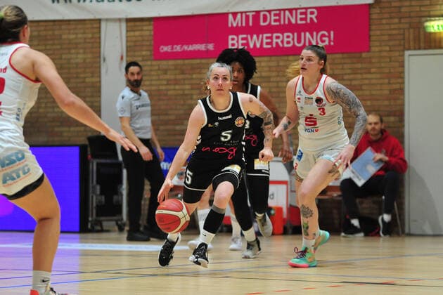 Basketball DBBL Play GiroLive Panthers Osnabrück Rheinland Lions on 16 04 2022 at the home of panthers in Osnabrück Joyce Cousseins Smith Cologne moves to the basket BK
