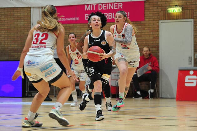 Basketball DBBL Play GiroLive Panthers Osnabrück Rheinland Lions on 16 04 2022 at the home of panthers in Osnabrück Joyce Cousseins Smith Cologne moves to the basket BK