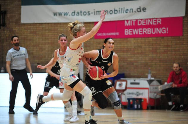 Basketball DBBL Play GiroLive Panthers Osnabrück Rheinland Lions on 16 04 2022 at the home of panthers in Osnabrück Taylor Wurtz Purifoy Cologne in a duel with Emma Eichmeyer Osnabrück BK