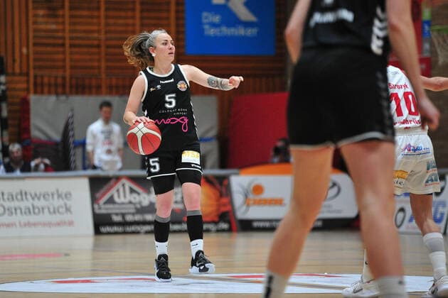 Basketball DBBL Play GiroLive Panthers Osnabrück Rheinland Lions on 16 04 2022 at the home of panthers in Osnabrück Joyce Cousseins Smith Cologne setting up the game BK