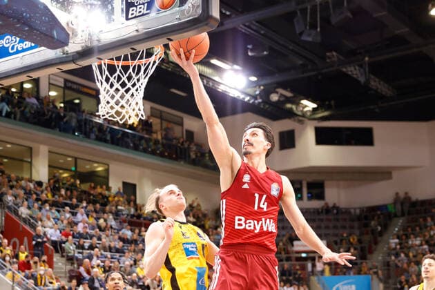 Ludwigsburg , Basketball easycredit BBL Bundesliga, MHP Riesen Ludwigsburg vs FC Bayern Munich , v l Lukas Herzog Riesen Nihad Djedovic Bayern
