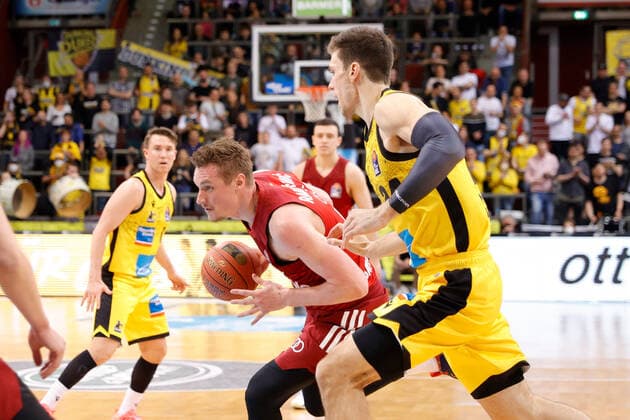 Ludwigsburg , Basketball easycredit BBL Bundesliga, MHP Riesen Ludwigsburg vs FC Bayern Munich , v l Leon Radosevic Bayern Ethan Happ Riesen