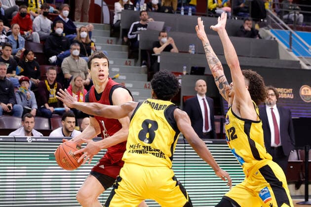 Ludwigsburg , Basketball easycredit BBL Bundesliga, MHP Riesen Ludwigsburg vs FC Bayern Munich , v l Vladimir Lucic Bayern James Woodard Riesen Jonah Radebaugh Riesen