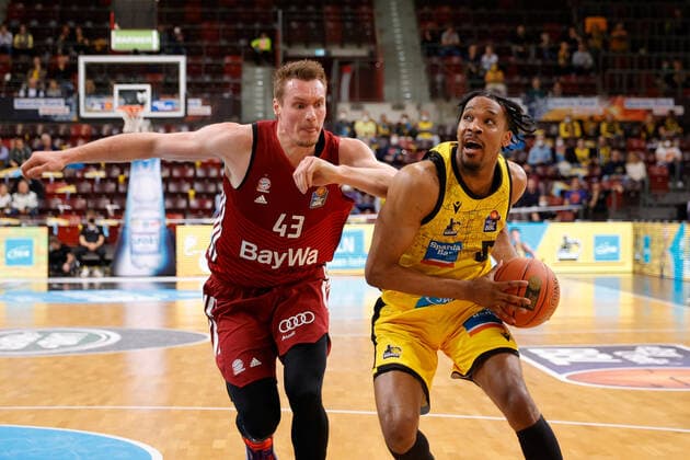 Ludwigsburg , Basketball easycredit BBL Bundesliga, MHP Riesen Ludwigsburg vs FC Bayern Munich , v l Leon Radosevic Bayern Justin Simon Riesen