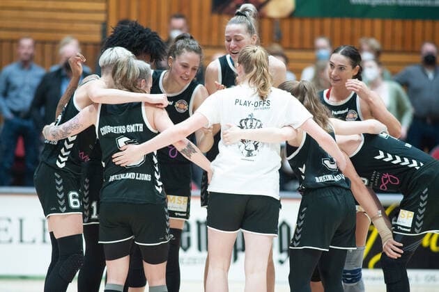 Basketball DBBL Play GiroLive Panthers Osnabrück Rheinland Lions on 16 04 2022 at the home of panthers in Osnabrück Rheinland Lions cheer on entry into the final BK