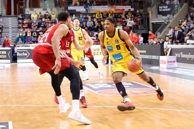 Ludwigsburg , Basketball easycredit BBL Bundesliga, MHP Riesen Ludwigsburg vs FC Bayern Munich , v l Augustine Rubit Bayern Justin Simon Riesen