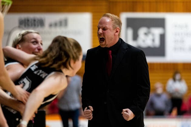 Basketball DBBL Play GiroLive Panthers Osnabrück Rheinland Lions on 16 04 2022 at the home of panthers in Osnabrück coach Mario Zurkowski Rheinland Lions cheers after the victory PD