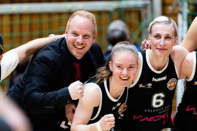 Basketball DBBL Play GiroLive Panthers Osnabrück Rheinland Lions on 16 04 2022 at the home of panthers in Osnabrück coach Mario Zurkowski Rheinland Lions cheers after the victory PD