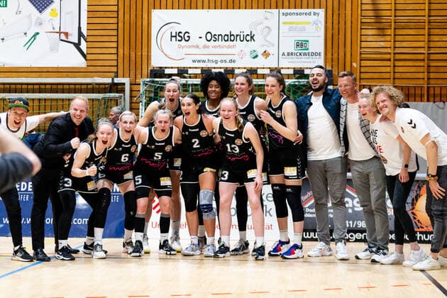 Basketball DBBL Play GiroLive Panthers Osnabrück Rheinland Lions on 16 04 2022 at the home of panthers in Osnabrück The Rheinland Lions cheer after the victory PD