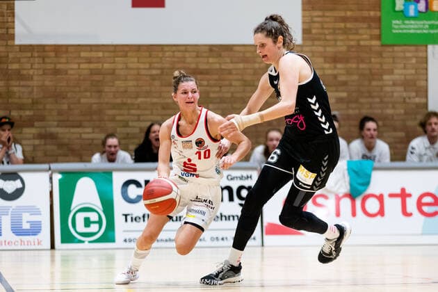 Basketball DBBL Play GiroLive Panthers Osnabrück Rheinland Lions on 16 04 2022 at the home of panthers in Osnabrück Jenny Meike Strozyk Panthers Osnabrueck on the ball against Romy Bär Baer Rheinland Lions PD