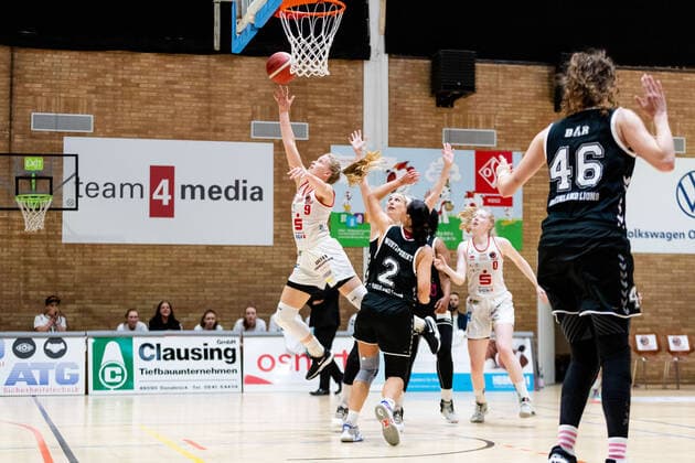 Basketball DBBL Play GiroLive Panthers Osnabrück Rheinland Lions on 16 04 2022 at the home of panthers in Osnabrück Emma Eichmeyer Panthers Osnabrueck on a basket shot PD