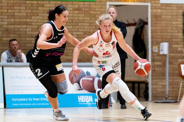 Basketball DBBL Play GiroLive Panthers Osnabrück Rheinland Lions on 16 04 2022 at the home of panthers in Osnabrück Emma Eichmeyer Panthers Osnabrueck on the ball against Taylor Rochelle Wurtz Rheinland Lions PD
