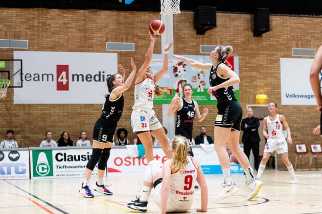 Basketball DBBL Play GiroLive Panthers Osnabrück Rheinland Lions on 16 04 2022 at the home of panthers in Osnabrück Jill Townsend Panthers Osnabrueck at a throw PD