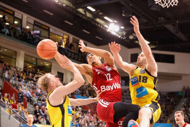 Ludwigsburg , Basketball easycredit BBL Bundesliga, MHP Riesen Ludwigsburg vs FC Bayern Munich , v l Lukas Herzog Giants Jason George Bayern Jonas Wohlfarth Bottermann Giants