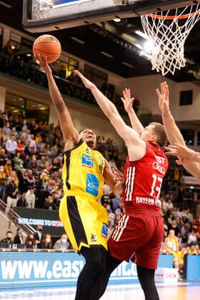 Ludwigsburg , Basketball easycredit BBL Bundesliga, MHP Riesen Ludwigsburg vs FC Bayern Munich , v l James Woodard Riesen Andreas Obst Bayern
