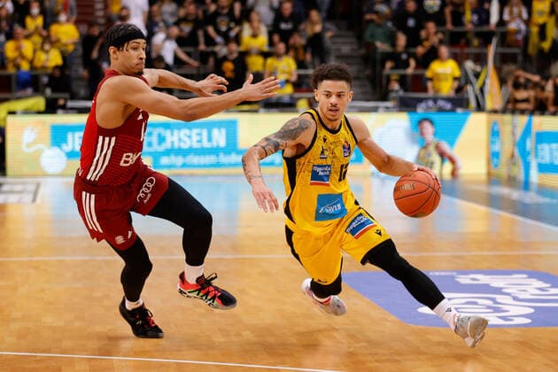 Ludwigsburg , Basketball easycredit BBL Bundesliga, MHP Riesen Ludwigsburg vs FC Bayern Munich , v l Jason George Bayern Jonah Radebaugh Riesen
