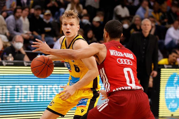 Ludwigsburg , Basketball easycredit BBL Bundesliga, MHP Riesen Ludwigsburg vs FC Bayern Munich , v l Johannes Patrick Riesen Nick Weiler Babb Bayern