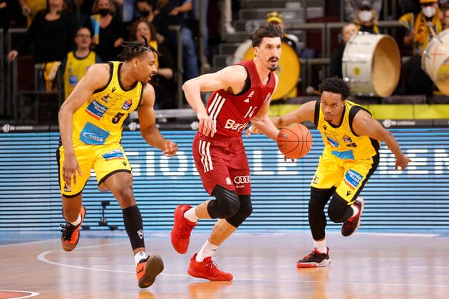 Ludwigsburg , Basketball easycredit BBL Bundesliga, MHP Riesen Ludwigsburg vs FC Bayern Munich , v l Justin Simon Riesen Nihad Djedovic Bayern James Woodard Riesen