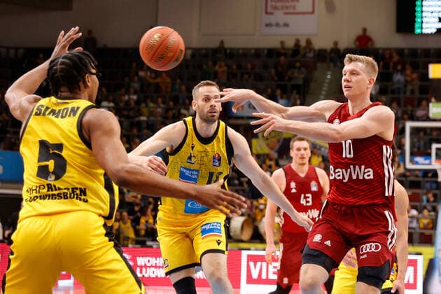 Ludwigsburg , Basketball easycredit BBL Bundesliga, MHP Riesen Ludwigsburg vs FC Bayern Munich , v l Justin Simon Riesen Jonas Wohlfarth Bottermann Riesen Ognjen Jaramaz Bayern