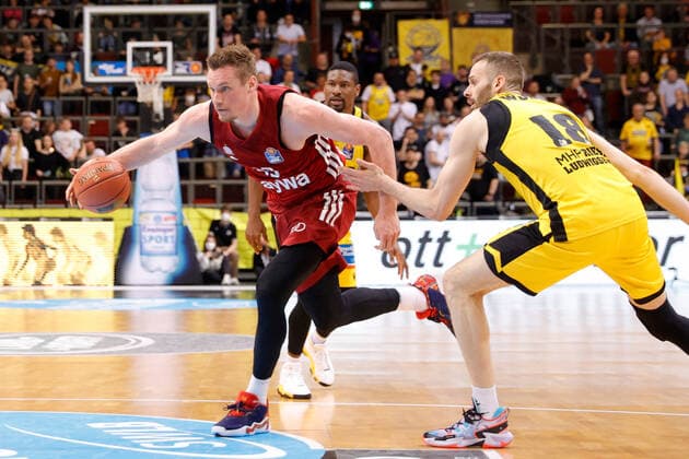 Ludwigsburg , Basketball easycredit BBL Bundesliga, MHP Riesen Ludwigsburg vs FC Bayern Munich , v l Leon Radosevic Bayern Jonas Wohlfarth Bottermann Riesen