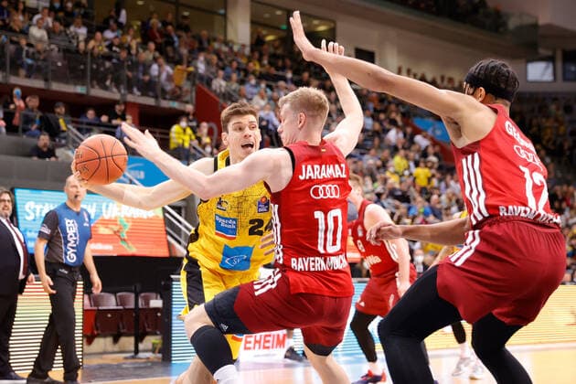 Ludwigsburg , Basketball easycredit BBL Bundesliga, MHP Riesen Ludwigsburg vs FC Bayern Munich , v l Ethan Happ Riesen Ognjen Jaramaz Bayern Jason George Bayern